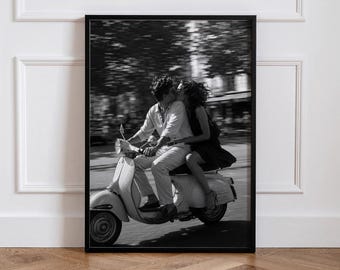 Descarga de scooter romántico, pareja parisina para imprimir, ilustración vintage de Vespa, impresión de amor en blanco y negro