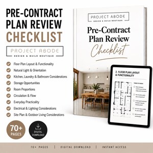 Könnte beinhalten: Eine digitale Checkliste zur Vorvertrags-Planprüfung von Project Abode Design & Build Boutique. Das Dokument umfasst über 70 Seiten zu Grundrissen, Beleuchtung und Stauraum, präsentiert neben einem Tablet mit einem Grundrissplan.