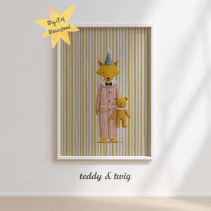 Op de afbeelding: Een ingelijste print met een grillig voskarakter in gestreepte pyjama's, een feesthoed en een vlinderdas, die een teddybeer vasthoudt. De achtergrond heeft verticale gele en witte strepen. De tekst "Digital Download" is in de vorm van een ster.