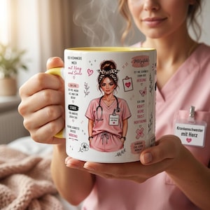 Könnte beinhalten: Weißer Keramikbecher mit gelbem Henkel und Innenraum, mit einer Krankenschwester-Illustration in rosa Arbeitskleidung mit Stethoskop. Der Becher hat deutschen Text und dekorative Elemente, darunter Herzen und Blumen.