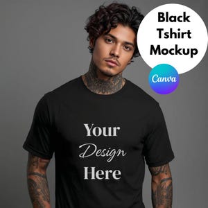 Può includere: Un mockup di maglietta nera con la scritta "Your Design Here" in un carattere corsivo. Le parole "Black Tshirt Mockup" sono in un cerchio bianco. Il logo Canva è in un cerchio blu e viola.