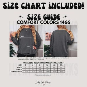 K&ouml;nnte beinhalten: Gr&ouml;&szlig;entabelle f&uuml;r ein Unisex-Leichtgewicht-Crewneck-Sweatshirt. Die Tabelle enth&auml;lt Ma&szlig;e in Zoll f&uuml;r Breite, L&auml;nge und &Auml;rmell&auml;nge, von Gr&ouml;&szlig;e S bis 3XL. Das Bild zeigt auch ein Model, das das Sweatshirt tr&auml;gt.