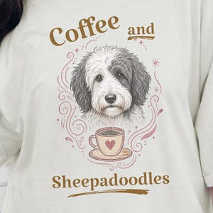 Comfort Colors Sheepadoodle T-shirt, Koffie en Sheepadoodles Grappig T-shirt voor Hondenliefhebbers, Doodle Mom Life, Speelse Dierenkunstprint, Cadeau voor Huisdierbezitter afbeelding 1