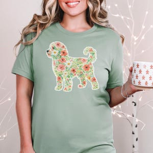 Maglietta con motivo Aussie Doodle, silhouette floreale Australian Doodle, schizzo botanico di cane, regalo per amanti degli animali ad acquerello, design floreale primaverile immagine 1