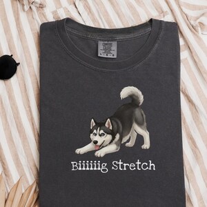 Comfort Colors Husky-Hundeshirt, extra großes Stretch-T-Shirt mit sibirischem Husky-Motiv, lustiges schwarz-weißes Oberteil für Haustierbesitzer, Tier-T-Shirt, lustiges Husky-T-Shirt Bild 1