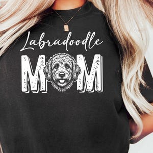 Comfort Colors Labradoodle Mama Shirt, T-shirt voor hondenliefhebbers, Gepersonaliseerd T-shirt voor huisdiereigenaren, Cadeaus voor hondenmama, Verjaardagscadeaus voor haar afbeelding 1
