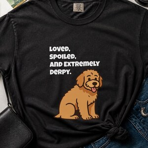 Maglietta divertente con Goldendoodle di Comfort Colors, maglietta "Amato, viziato ed estremamente buffo", maglietta per la mamma di un Golden Retriever, maglietta per la mamma di un Golden Doodle immagine 1