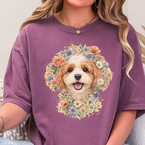 Camiseta Comfort Colors com estampa floral para cachorro, estampa de rosto de Cavapoo | Retrato moderno de pet para mães de cachorro | Arte vintage de animais, presente para donos, camiseta com estampa de rosto de pet imagem 1