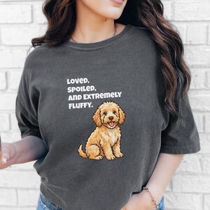 T-shirt Comfort Colors pour maman de Cockapoo, T-shirt « Aimée, gâtée et extrêmement douce », T-shirt pour propriétaire de Goldendoodle, Vêtements pour amoureux des chiens Cavapoo image 1