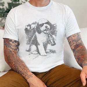 In Dog Beers Sheepadoodle Drinking Beer Shirt, Ironic Meme Dog Tee, Funny Dog Art Graphic, Urban Pet Owner Gift Idea afbeelding 1
