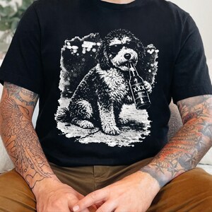 Bernedoodle Tee, Funny Bernedoodle Drinking Beer T-Shirt, Cartoon Dog, Dog Dad Gift, Beer Lover imagen 1