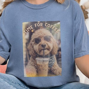 Koszulka Comfort Colors Dog Coffee, koszulka Time For Coffee | Bluza Goldendoodle Labradoodle Aussiedoodle | Znawca mrożonej kawy Cavapoo zdjęcie 1