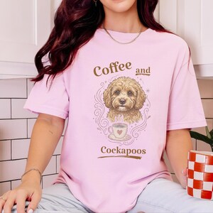 Camiseta Comfort Colors con estampado Cockapoo estilo vintage, ideal para amantes de los perros, con temática de café y Cockapoos. Regalos originales con retratos de mascotas. imagen 1