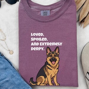 Koszulka z nadrukiem "Comfort Colors" dla owczarka niemieckiego, kochana, rozpieszczona i niezwykle niegrzeczna koszulka dla mamy owczarka niemieckiego, koszulka dla taty owczarka niemieckiego, prezent dla właściciela owczarka niemieckiego, koszulka z nadrukiem "GSD" zdjęcie 1