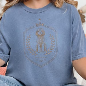 Geschenkidee für Cockapoo-Mamas in Komfortfarben, T-Shirt mit königlichem Wappen, Vintage-Retro-Shirt für Hundeliebhaber, personalisiertes königliches Haustierporträt für Besitzer, Geschenk für Hundebesitzer Bild 1