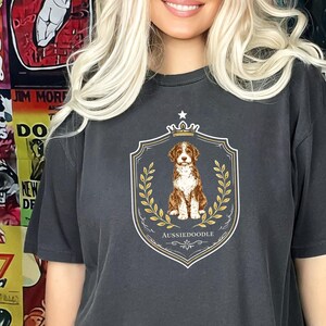 Geschenkidee für Doodle-Hunde in Komfortfarben, Aussiedoodle-Shirt mit königlichem Wappen, T-Shirt für Hundemama, königliches Haustierporträt, Hunde-Kunst im Vintage-Stil, Geschenk für Doodle-Liebhaber Bild 1