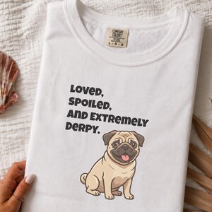 Comfort Colors T-Shirt mit süßem Mopsmotiv, „Geliebter, verwöhnter und extrem tollpatschiger“ Mops-Shirt in Rehbraun, T-Shirt für Mopsliebhaber, lustiges Mops-Shirt, süßes Mops-Shirt, T-Shirt für Mops-Mamas Bild 1