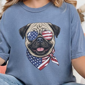 Comfort Colors Patriotisch Hondenshirt, Grappige Mopshond Sweatshirt, Patriotisch T-shirt met Amerikaanse Vlag en Mopshond, Shirt voor de Amerikaanse Onafhankelijkheidsdag (4 juli) afbeelding 1