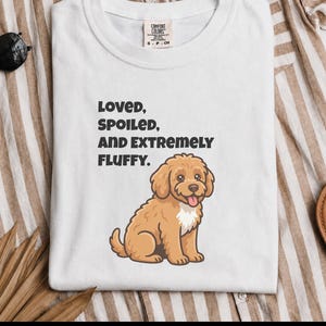 Comfort Colors Cavapoo-Hundemama-Shirt, „Geliebt, verwöhnt und extrem flauschig“-T-Shirt, Goldendoodle-Labradoodle-Besitzer-Sweatshirt, Doodle-Papa Bild 1