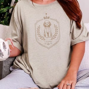 Geschenk für Cavapoo-Besitzer, T-Shirt mit königlichem Hundeporträt, Vintage-Tiermotiv-T-Shirt für Hundemama und -papa, individuelles Cavoodle-Wappen, personalisierter Haustierdruck