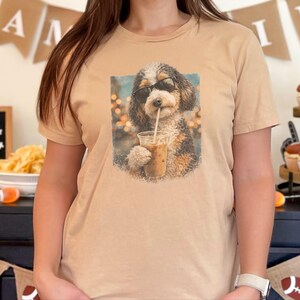 Aussiedoodle iskaffe-tröja, cool valp med solglasögon-tröja, kaffeälskare, husdjursägare-present, rolig doodle mamma pappa grafisk kläder, casual tröja bild 2