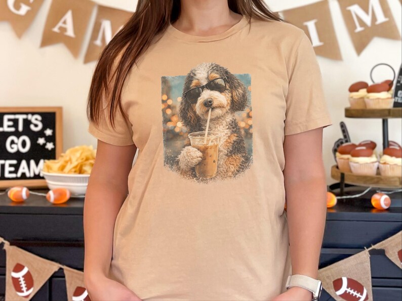 Aussiedoodle iskaffe-tröja, cool valp med solglasögon-tröja, kaffeälskare, husdjursägare-present, rolig doodle mamma pappa grafisk kläder, casual tröja bild 2