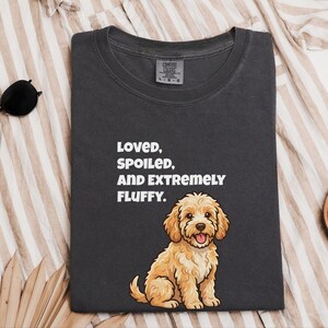 T-shirt Comfort Colors pour maman de Cockapoo, T-shirt « Aimée, gâtée et extrêmement douce », T-shirt pour propriétaire de Goldendoodle, Vêtements pour amoureux des chiens Cavapoo image 10