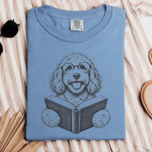Camiseta para perro lector, camiseta para perro aficionado a los libros, regalo para amantes de los Cockapoo, camiseta de biblioteca, regalo vintage para mamás de Doodle, regalo para dueños de perros imagen 7