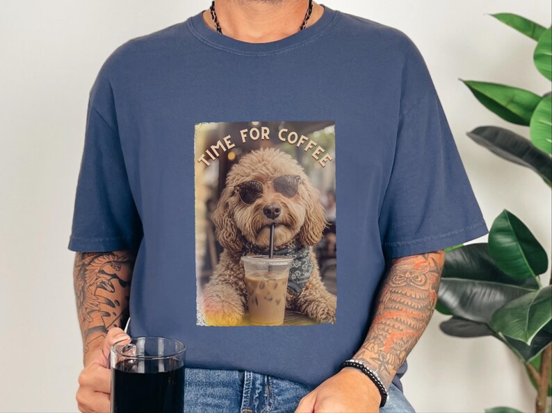 Koszulka Comfort Colors Dog Coffee, koszulka Time For Coffee | Bluza Goldendoodle Labradoodle Aussiedoodle | Znawca mrożonej kawy Cavapoo zdjęcie 2