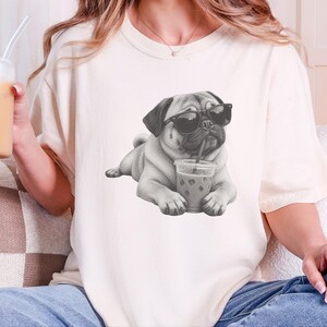 Mops älskare skjorta, rolig hund som dricker iskaffe tee, mops pappa gåva, mops mamma tröja bild 3
