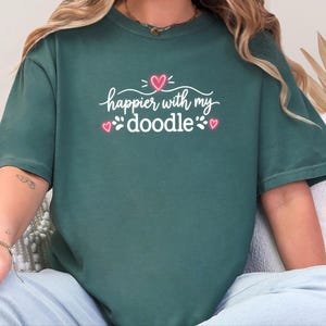 Koszulka dla mamy Doodle, szczęśliwsza z prezentem dla mojego Doodle, koszulka dla psa Doodle, koszulka dla mamy Goldendoodle, prezent dla miłośnika labradoodle, koszulka dla mamy Bernedoodle zdjęcie 2