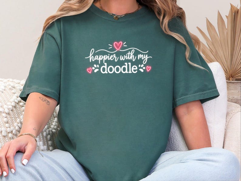Koszulka dla mamy Doodle, szczęśliwsza z prezentem dla mojego Doodle, koszulka dla psa Doodle, koszulka dla mamy Goldendoodle, prezent dla miłośnika labradoodle, koszulka dla mamy Bernedoodle zdjęcie 2