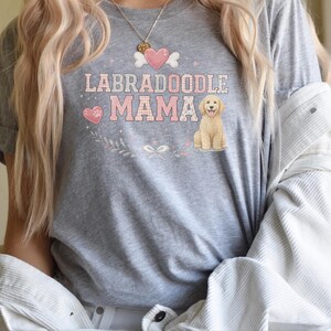 Regalo per la mamma di un Labradoodle, Maglietta per la mamma di un Labradoodle, Maglietta per il proprietario di un Golden Doodle, Maglietta per la mamma di un cane, Regalo per gli amanti dei Doodle, Regali per i genitori di cani immagine 3