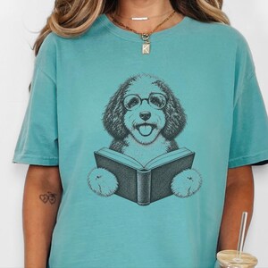 Camiseta de lectura para Sheepadoodle, camiseta para perros lectores, regalo para mamás de Sheepadoodle, regalo para amantes de los perros y los libros, camiseta vintage de biblioteca, camiseta para clubes de lectura imagen 1