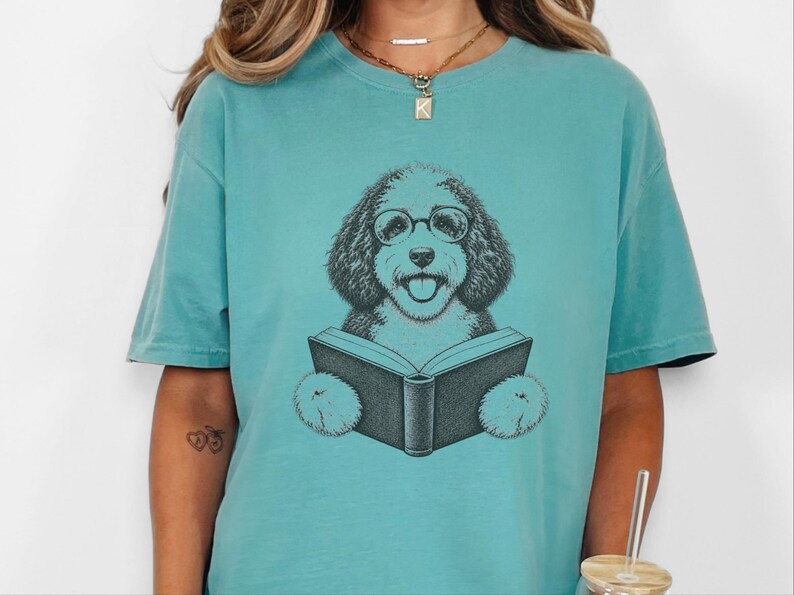 Camiseta de lectura para Sheepadoodle, camiseta para perros lectores, regalo para mamás de Sheepadoodle, regalo para amantes de los perros y los libros, camiseta vintage de biblioteca, camiseta para clubes de lectura imagen 1