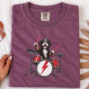 Bernedoodle-Shirt, Geschenk für Schlagzeuger, Rockband-T-Shirt, Geschenk für Musikliebhaber, Geschenk für Bernedoodle-Mama, Schlagzeuger-Shirt Bild 5
