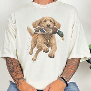 Camiseta Goldendoodle, Presente para Caçador de Patos, Camiseta para Caçador de Aves Aquáticas, Arte de Cão de Caça, Presente para Dono de Retriever, Camiseta Vintage de Vida Selvagem imagem 10