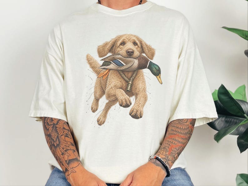 Camiseta Goldendoodle, Presente para Caçador de Patos, Camiseta para Caçador de Aves Aquáticas, Arte de Cão de Caça, Presente para Dono de Retriever, Camiseta Vintage de Vida Selvagem imagem 10