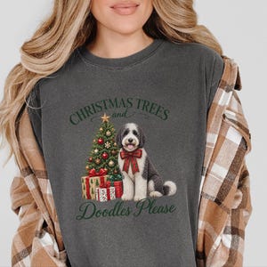 Weihnachtsshirt mit Sheepadoodle-Motiv, Weihnachtsbäume und Kritzeleien bitte! Geschenk für Sheepadoodle-Hundemama, Weihnachts-T-Shirt für Tierliebhaber Bild 4