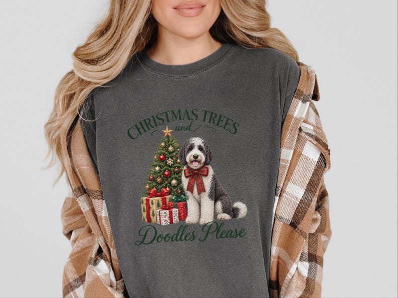 Weihnachtsshirt mit Sheepadoodle-Motiv, Weihnachtsbäume und Kritzeleien bitte! Geschenk für Sheepadoodle-Hundemama, Weihnachts-T-Shirt für Tierliebhaber Bild 4