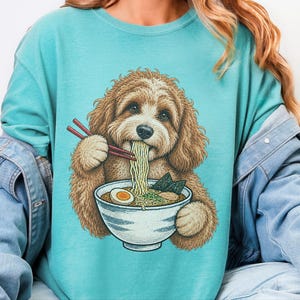 Koszulka Cavapoo, prezent dla miłośnika Cavapoo, koszulka z ramenem, prezent dla mamy Cavapoo, koszulka dla miłośnika makaronu, prezent dla japońskiego jedzenia, bluza z ramenem zdjęcie 10