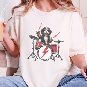 Bernedoodle-Shirt, Geschenk für Schlagzeuger, Rockband-T-Shirt, Geschenk für Musikliebhaber, Geschenk für Bernedoodle-Mama, Schlagzeuger-Shirt Bild 2