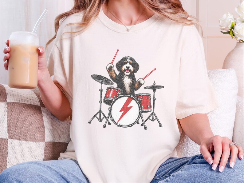 Bernedoodle-Shirt, Geschenk für Schlagzeuger, Rockband-T-Shirt, Geschenk für Musikliebhaber, Geschenk für Bernedoodle-Mama, Schlagzeuger-Shirt Bild 2