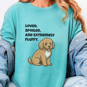 Comfort Colors Cavapoo-Hundemama-Shirt, „Geliebt, verwöhnt und extrem flauschig“-T-Shirt, Goldendoodle-Labradoodle-Besitzer-Sweatshirt, Doodle-Papa Bild 10