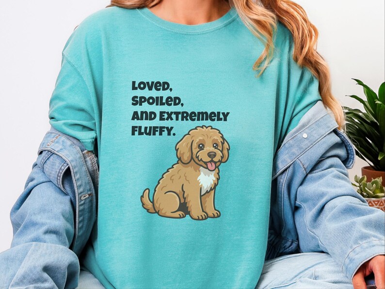 Comfort Colors Cavapoo-Hundemama-Shirt, „Geliebt, verwöhnt und extrem flauschig“-T-Shirt, Goldendoodle-Labradoodle-Besitzer-Sweatshirt, Doodle-Papa Bild 10