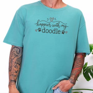 Koszulka dla mamy Doodle, szczęśliwsza z prezentem dla mojego Doodle, koszulka dla psa Doodle, koszulka dla mamy Goldendoodle, prezent dla miłośnika labradoodle, koszulka dla mamy Bernedoodle zdjęcie 6