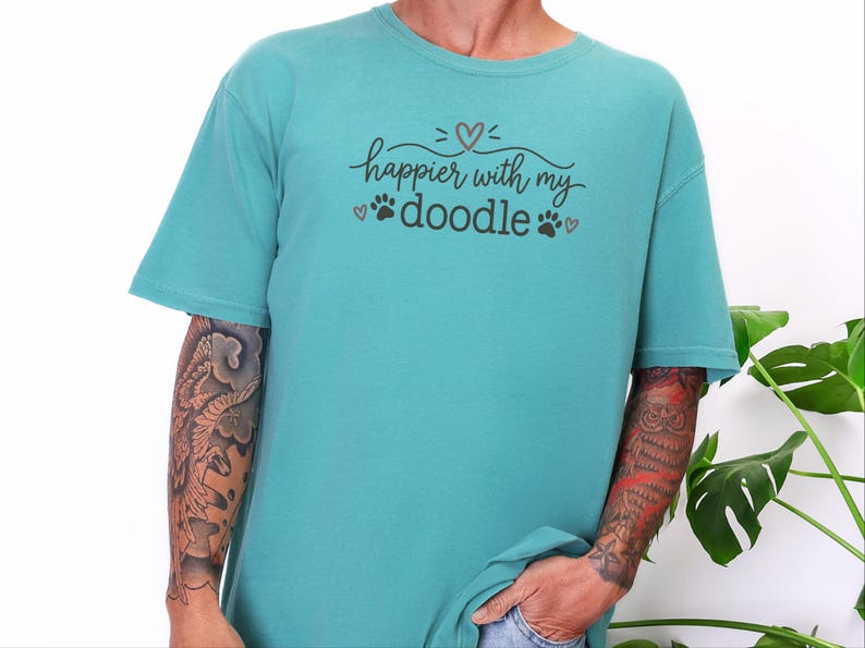 Koszulka dla mamy Doodle, szczęśliwsza z prezentem dla mojego Doodle, koszulka dla psa Doodle, koszulka dla mamy Goldendoodle, prezent dla miłośnika labradoodle, koszulka dla mamy Bernedoodle zdjęcie 6