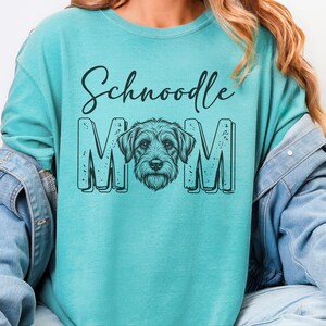 Camiseta Comfort Colors para amantes de los Schnoodle, camiseta para mamás de Schnoodle, sudadera de cuello redondo a la moda para mamás de perros, estampado retro de perros, regalo único para dueños de perros, regalos para amantes de los Schnoodle imagen 4