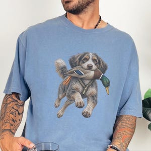 Aussiedoodle T-shirt voor de eendenjacht, cadeau voor watervogeljagers, retro natuur T-shirt, T-shirt voor eendenjagers afbeelding 6