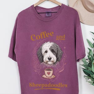 Comfort Colors Sheepadoodle T-shirt, Koffie en Sheepadoodles Grappig T-shirt voor Hondenliefhebbers, Doodle Mom Life, Speelse Dierenkunstprint, Cadeau voor Huisdierbezitter afbeelding 3